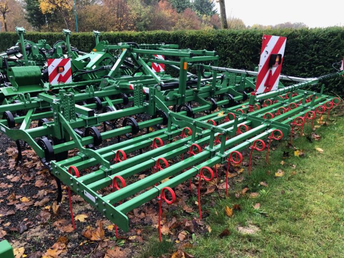 herse a paille de reprise sur cultivateur charlier