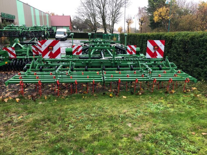 vue de la herse a paille de reprise sur cultivateur charlier